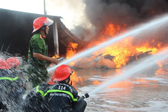 Ngủ mơ thấy công an chữa cháy